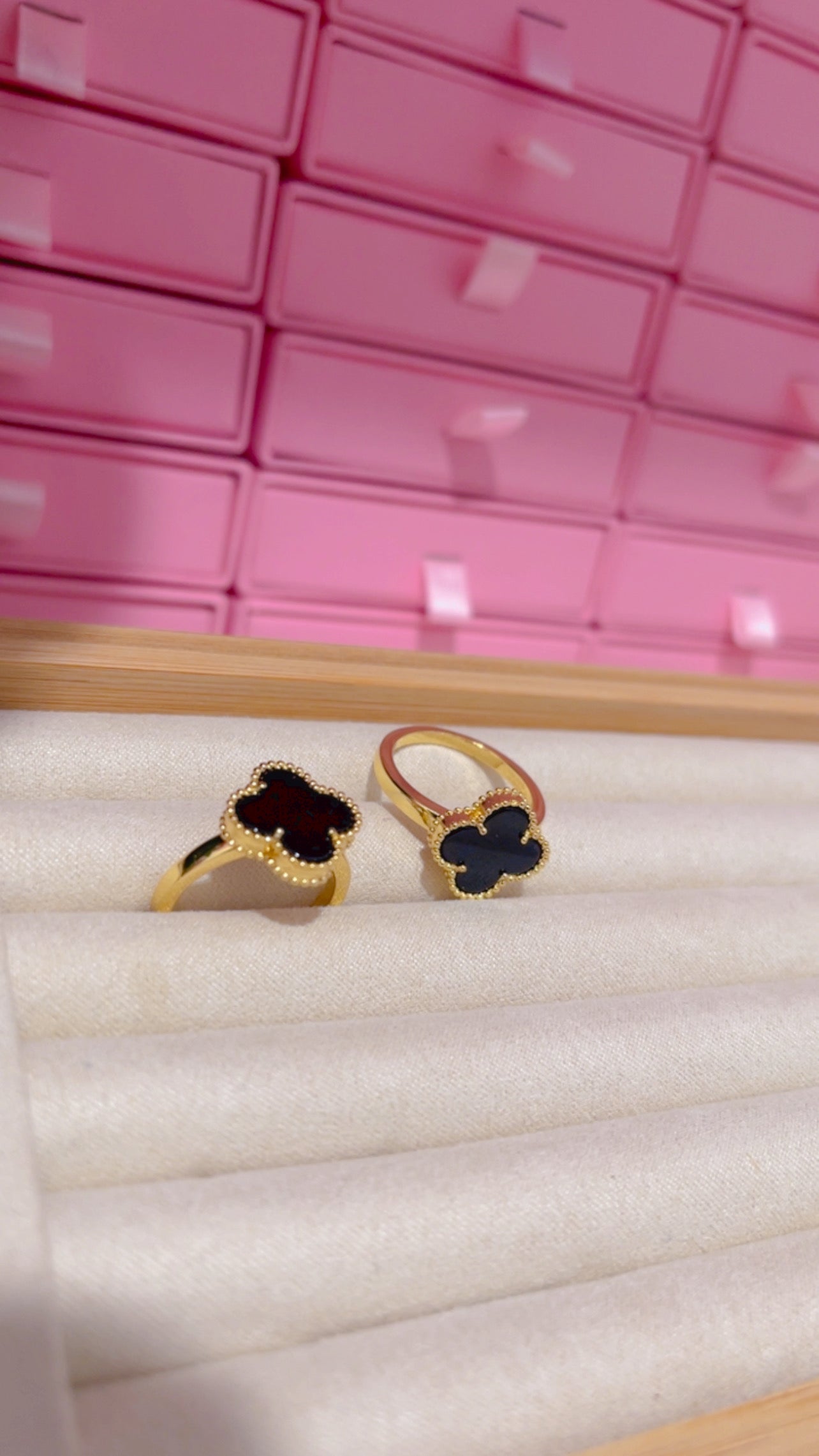 Clover black ring