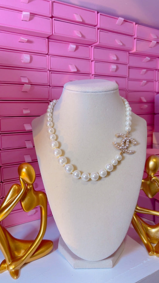 Leivy Pearls necklace.