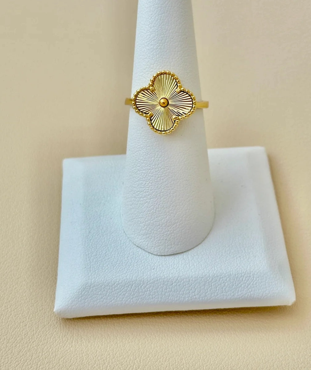 Clover-ring