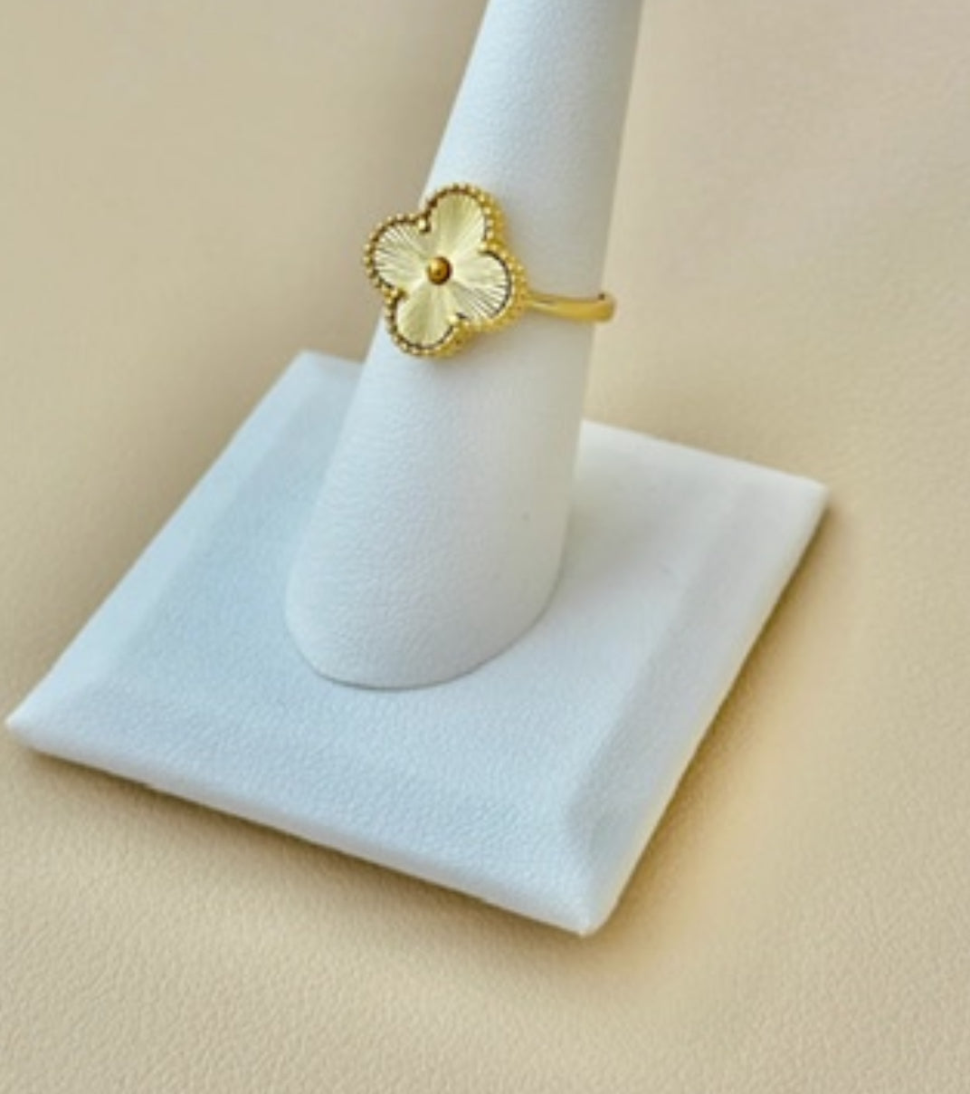 Clover-ring